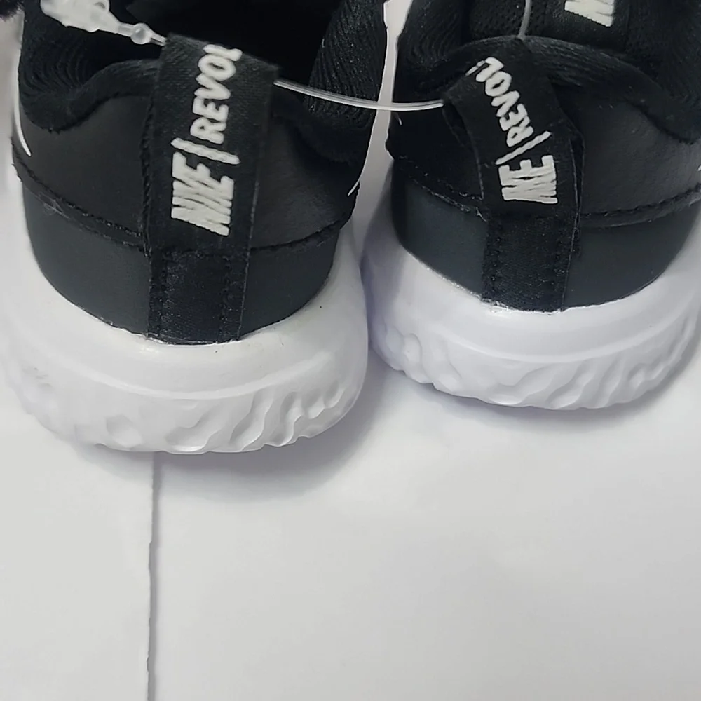 NIKE “REVOLUTION” BLACK BOYS TENNIS SHOES SZ 4C